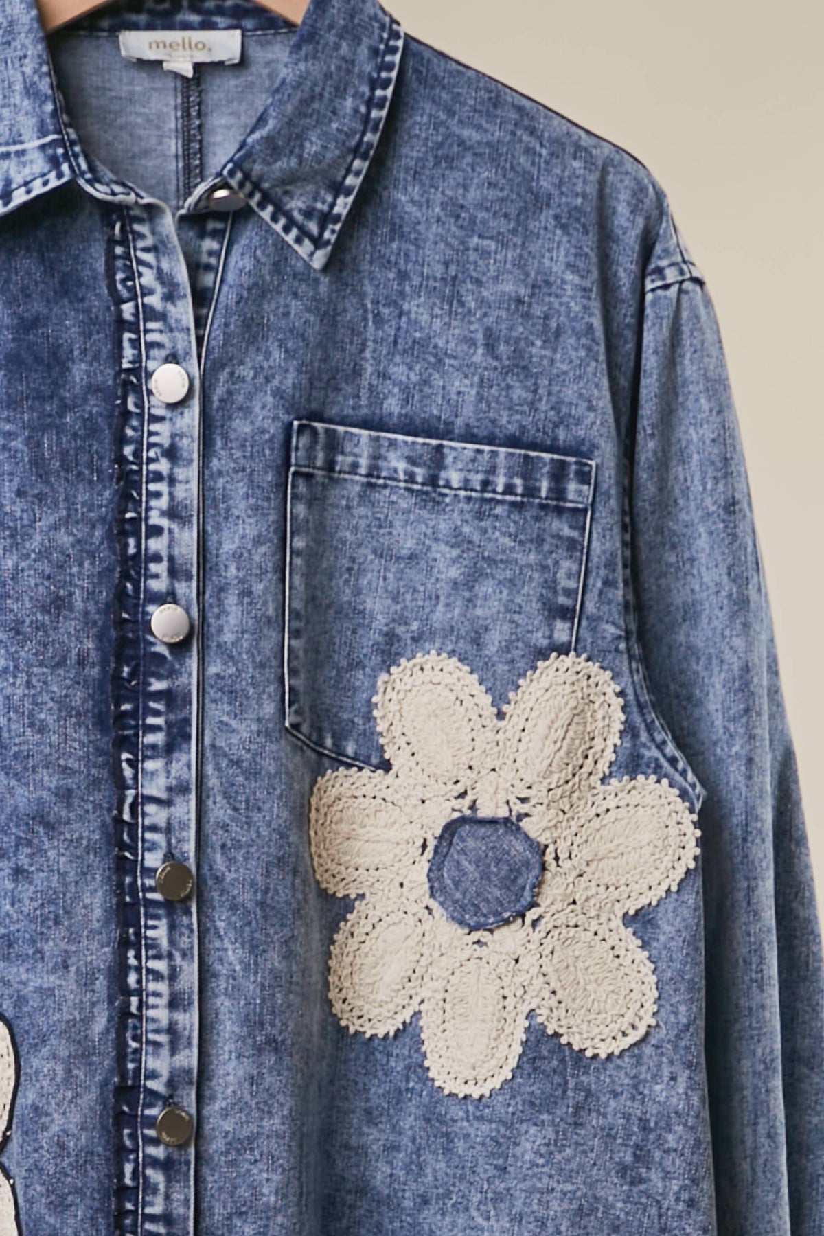 FLORAL PATCH DENIM SHIRT DRESS WITH LACE RUFFLE: WASHED INDIGO BLUE
