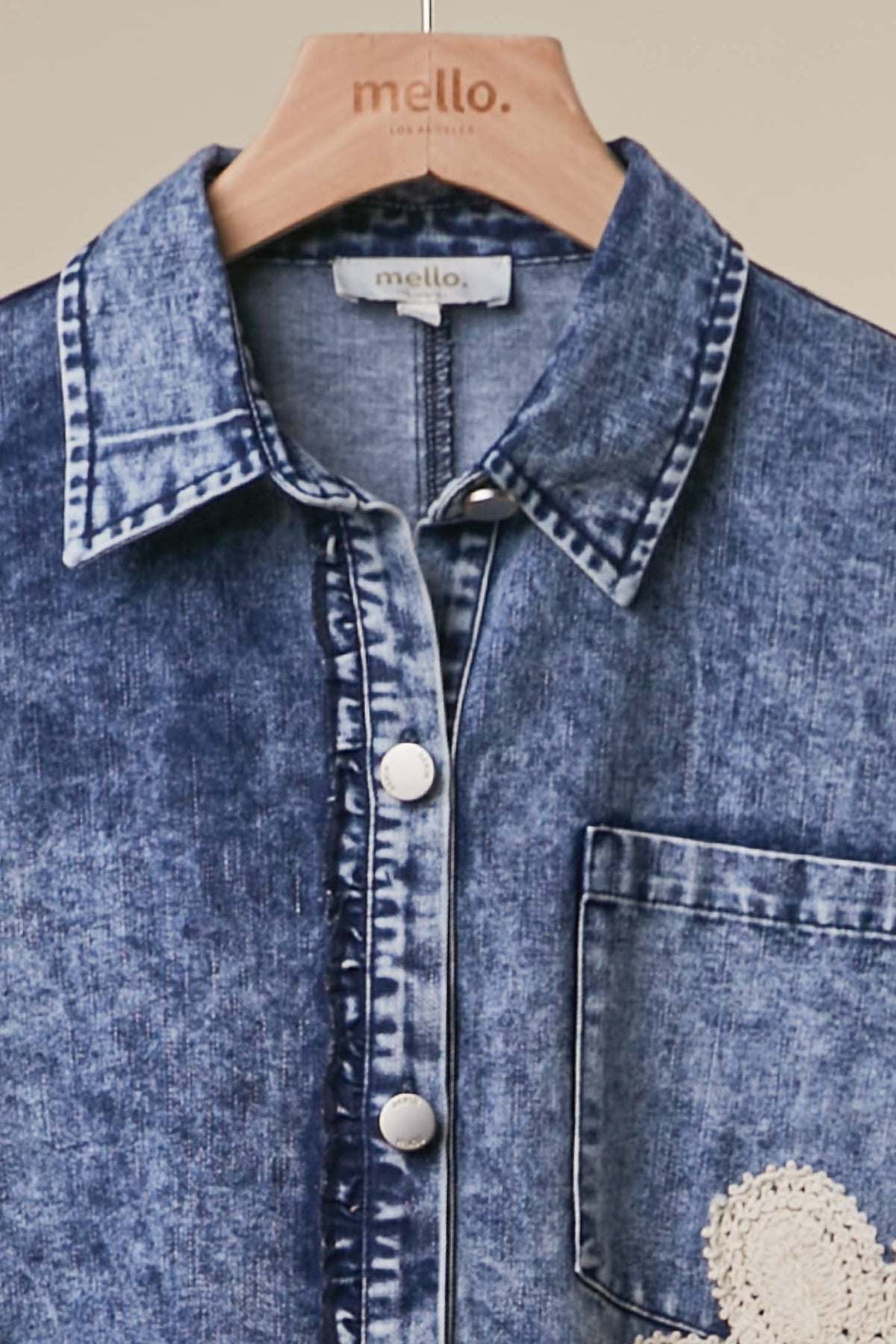 FLORAL PATCH DENIM SHIRT DRESS WITH LACE RUFFLE: WASHED INDIGO BLUE