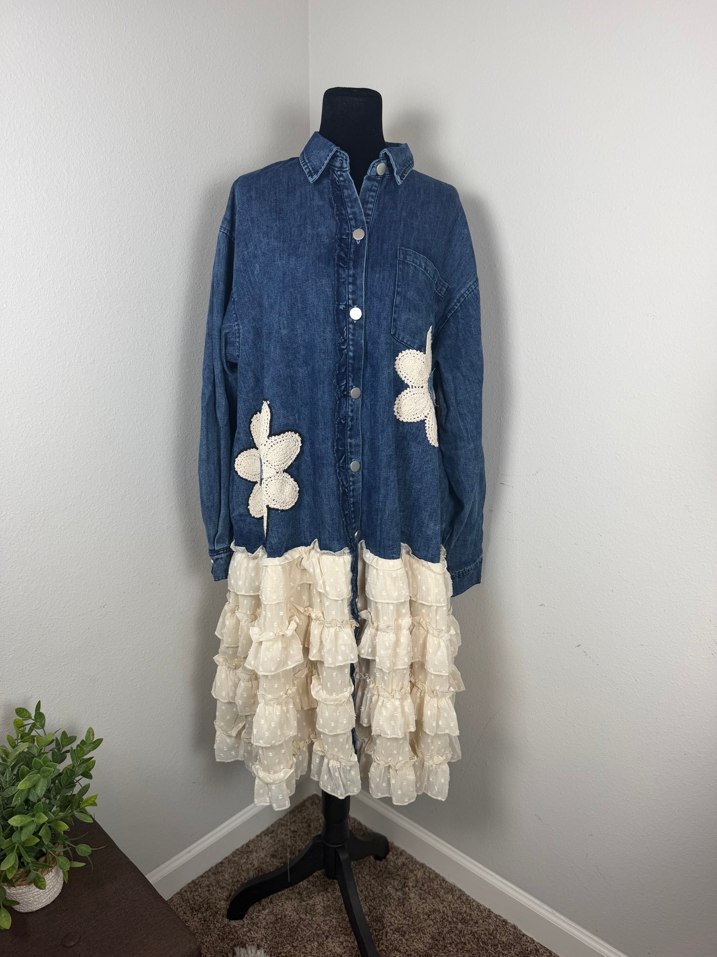 FLORAL PATCH DENIM SHIRT DRESS WITH LACE RUFFLE: WASHED INDIGO BLUE