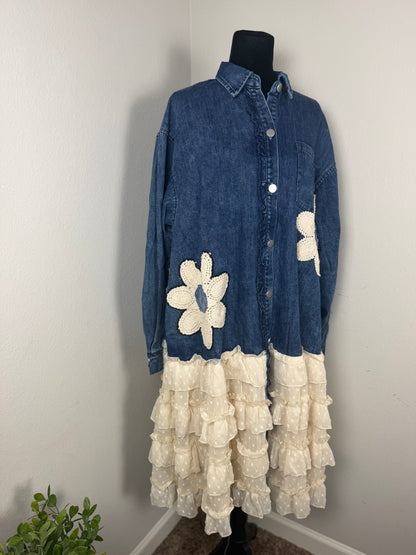 FLORAL PATCH DENIM SHIRT DRESS WITH LACE RUFFLE: WASHED INDIGO BLUE