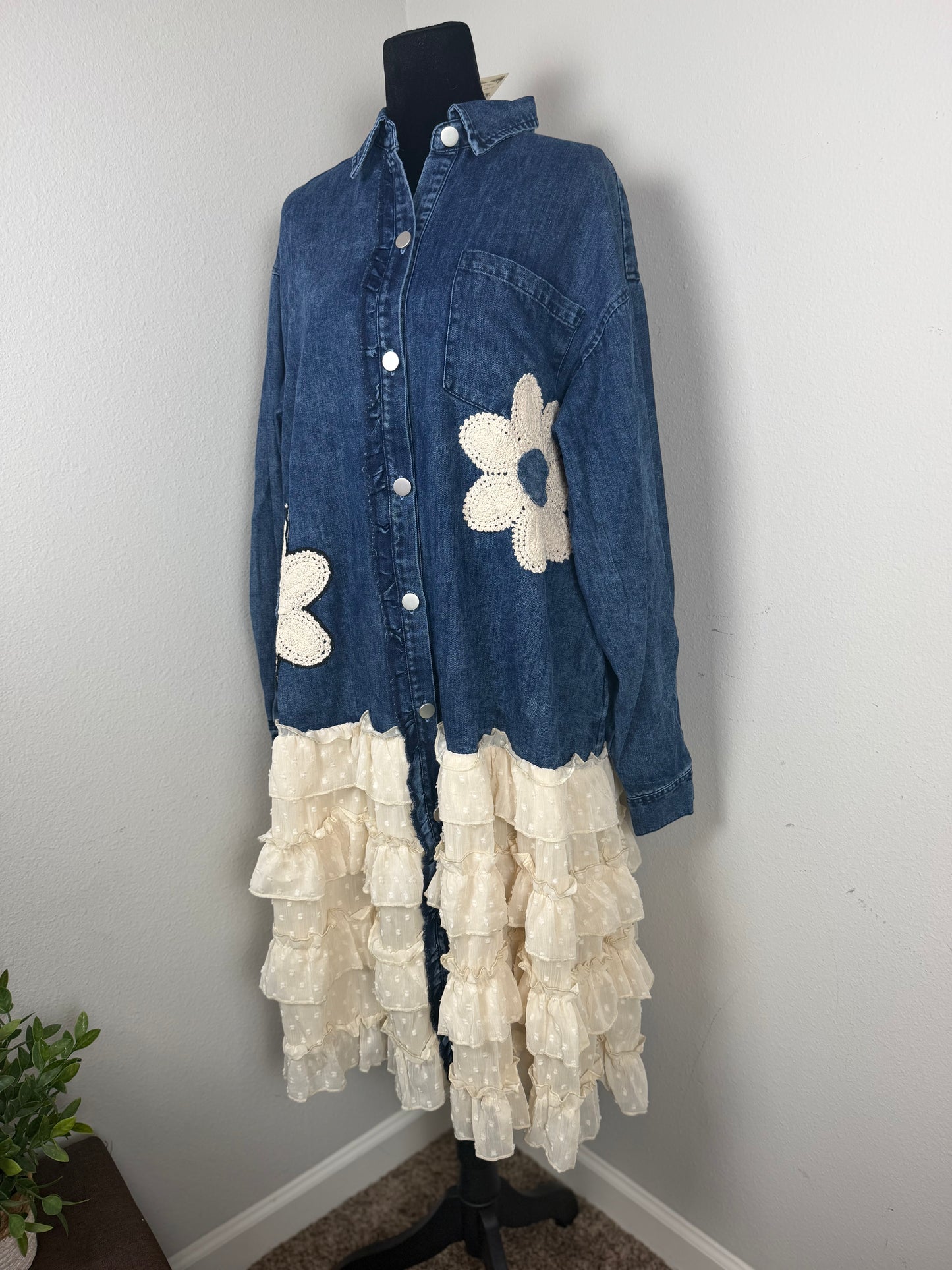 FLORAL PATCH DENIM SHIRT DRESS WITH LACE RUFFLE: WASHED INDIGO BLUE