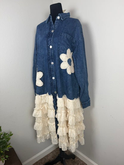 FLORAL PATCH DENIM SHIRT DRESS WITH LACE RUFFLE: WASHED INDIGO BLUE