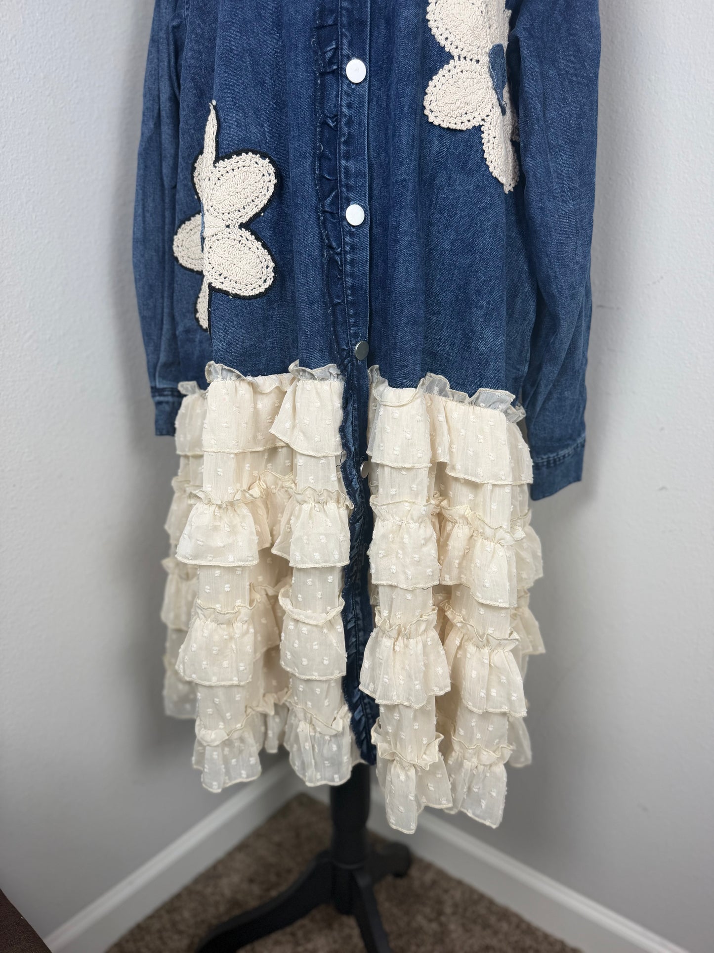 FLORAL PATCH DENIM SHIRT DRESS WITH LACE RUFFLE: WASHED INDIGO BLUE