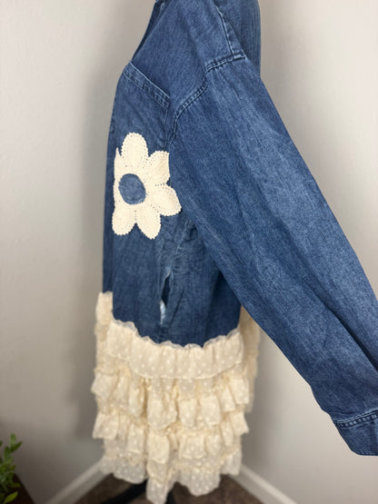 FLORAL PATCH DENIM SHIRT DRESS WITH LACE RUFFLE: WASHED INDIGO BLUE