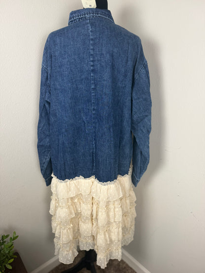 FLORAL PATCH DENIM SHIRT DRESS WITH LACE RUFFLE: WASHED INDIGO BLUE