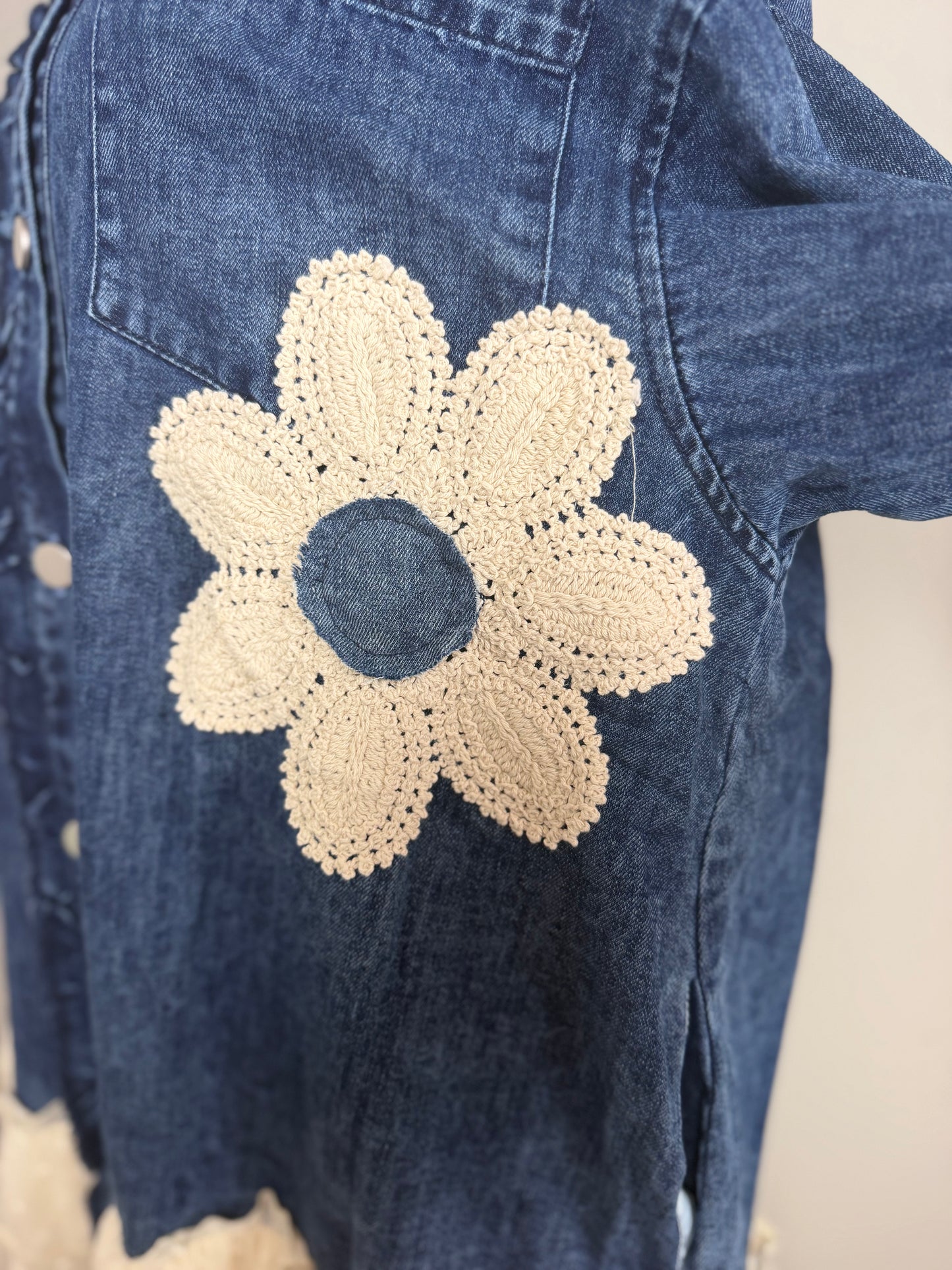 FLORAL PATCH DENIM SHIRT DRESS WITH LACE RUFFLE: WASHED INDIGO BLUE