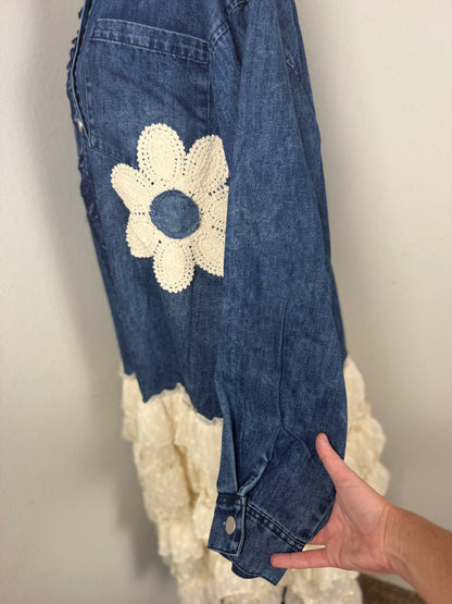 FLORAL PATCH DENIM SHIRT DRESS WITH LACE RUFFLE: WASHED INDIGO BLUE