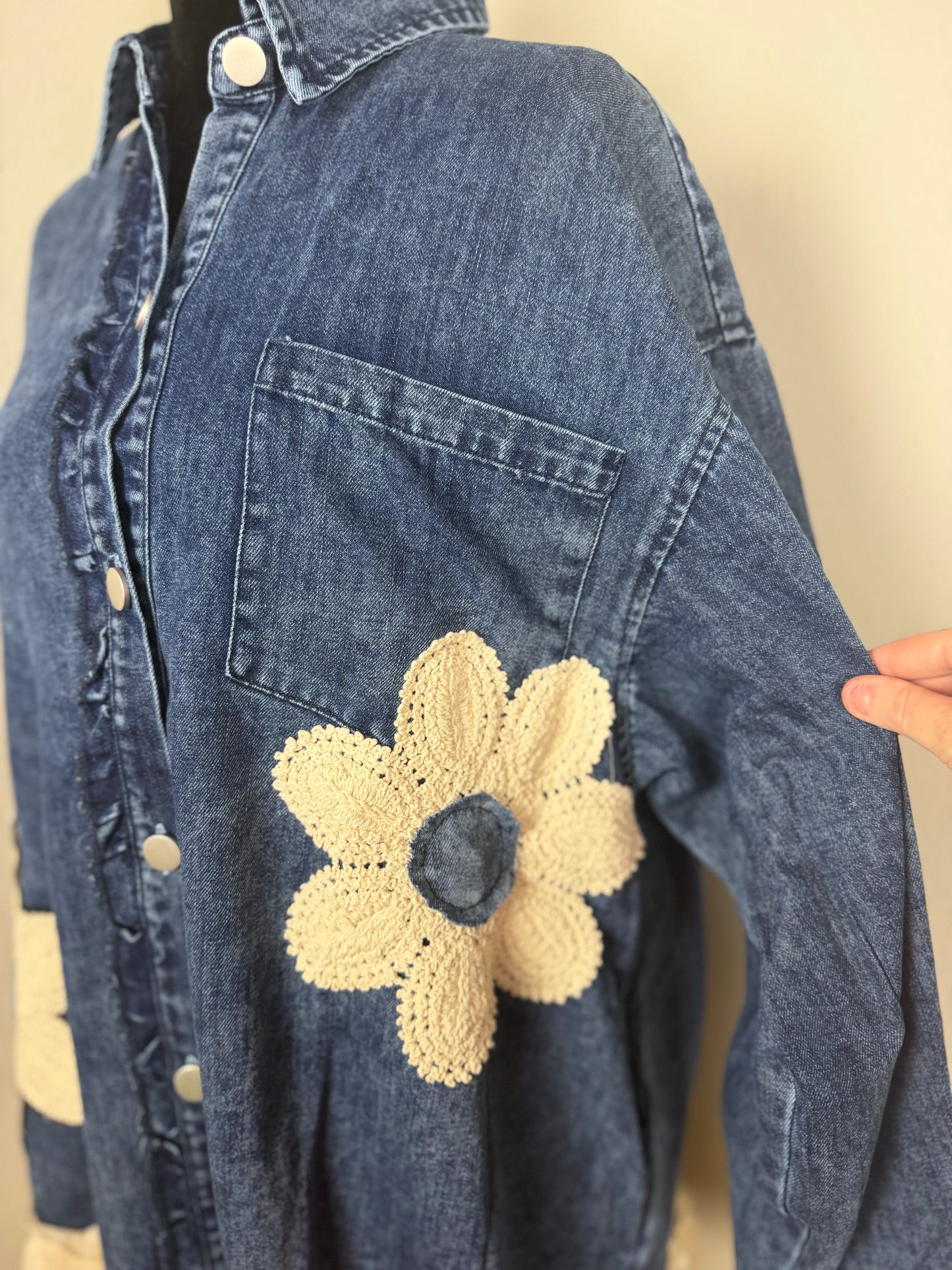 FLORAL PATCH DENIM SHIRT DRESS WITH LACE RUFFLE: WASHED INDIGO BLUE