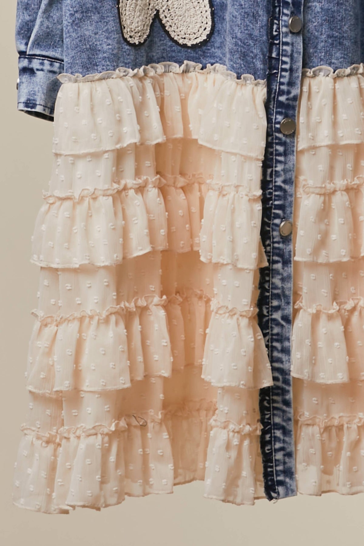 FLORAL PATCH DENIM SHIRT DRESS WITH LACE RUFFLE: WASHED INDIGO BLUE