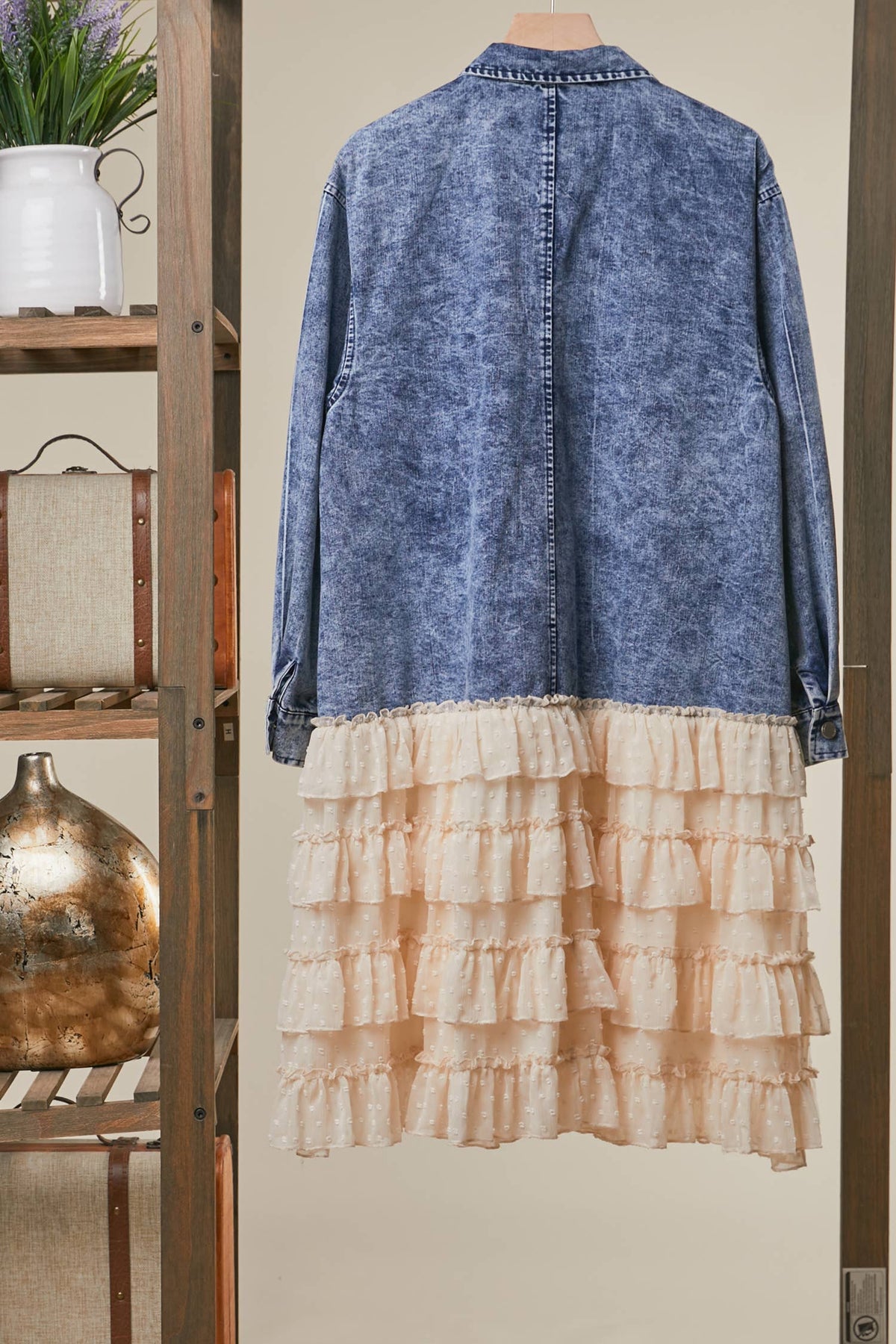 FLORAL PATCH DENIM SHIRT DRESS WITH LACE RUFFLE: WASHED INDIGO BLUE