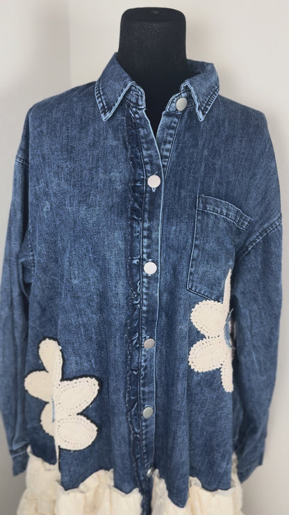 FLORAL PATCH DENIM SHIRT DRESS WITH LACE RUFFLE: WASHED INDIGO BLUE